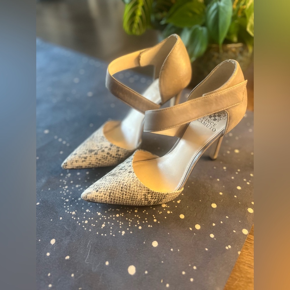 Vince Camuto heels sz 9 taupe snakeskin detail with Velcro straps! Super comfy!
